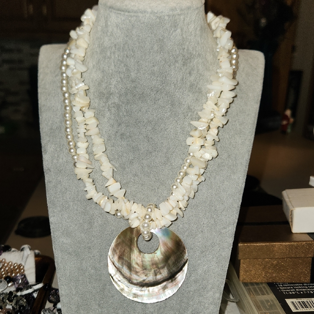 Elegant Cream and Silver Shell Pendant Necklace